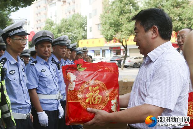 向交警发放防暑物资