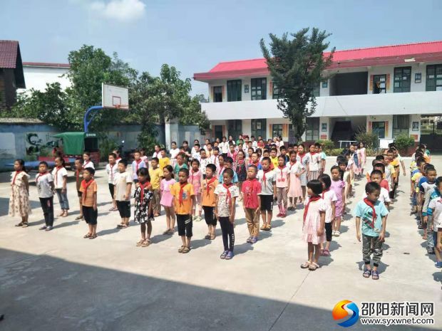 同学们认真地听防溺水知识讲座