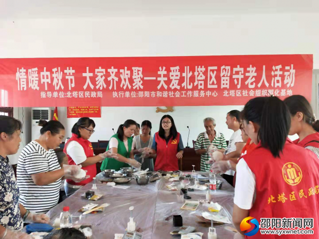 志愿者给大家讲解月饼的制作过程