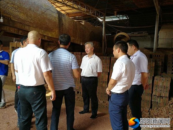 蒋伟带队在下花桥镇福鑫砖厂检查安全工作_wps图片