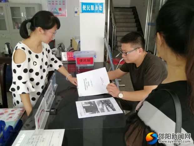 宝东工商所综合窗口工作人员为前来咨询的餐饮经营户详细解答“一件事一次办”套餐服务内容,受到群众点赞。