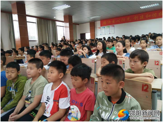 孩子们专心致志地听民警讲课