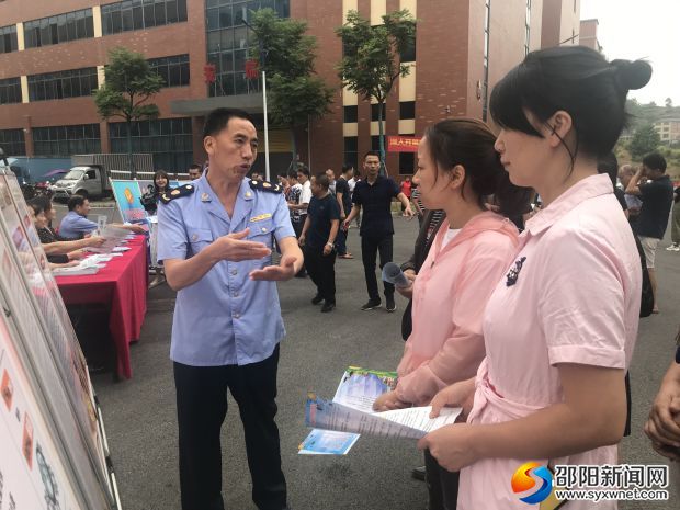 工作人员向园区务工人员讲解知识