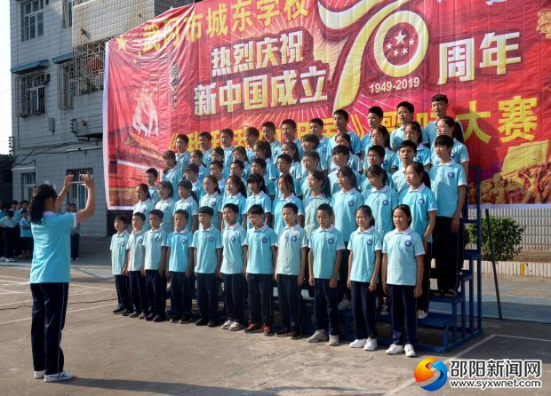 初中学生在咏唱