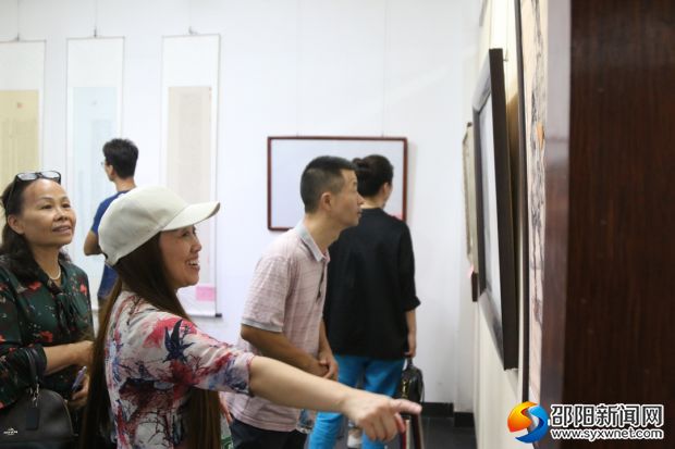 市民在现场参观展览