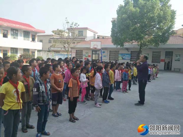 同学们聆听安全知识讲座