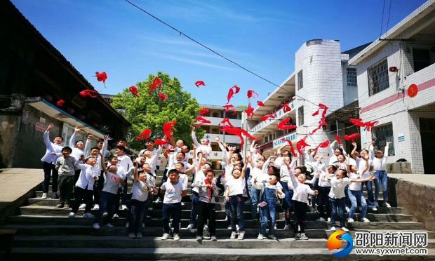 同学们高抛红领巾庆祝祖国70周岁生日