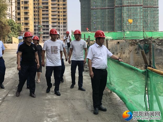督查组检查工地深基坑临边防安全情况