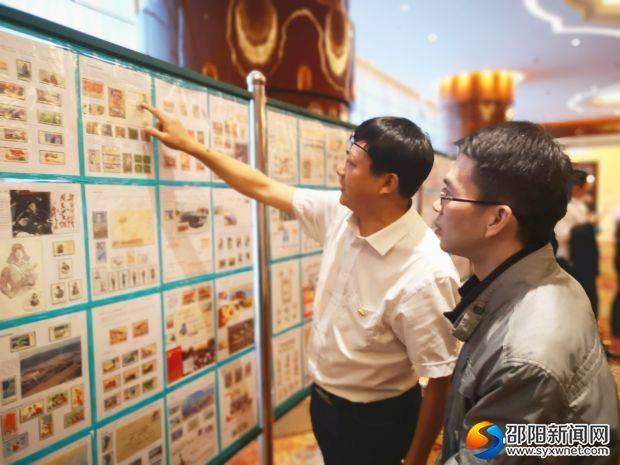 市民正在观看邮展
