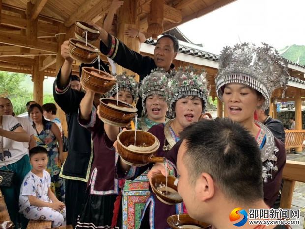 游客在绥宁县上堡侗寨品尝当地美酒