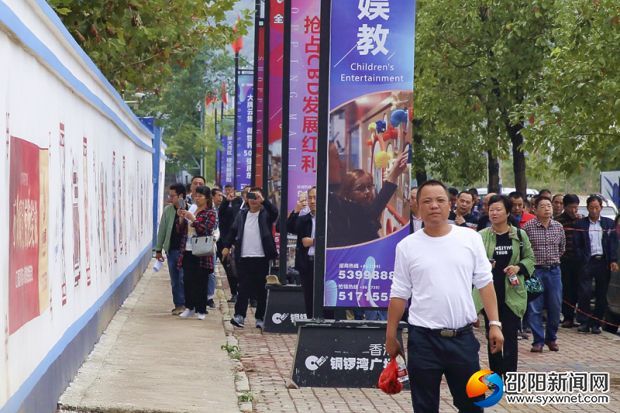 与会人员参观&ldquo;文化长廊&rdquo;