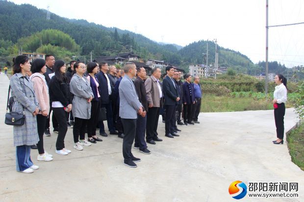 主题当日活动现场,全体党员干部正在聆听红军故事