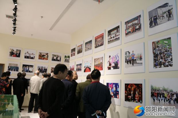 参观湘窖酒业企业文化墙