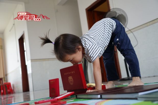 爸爸一堆的军功章和证书,成了孩子的玩伴!