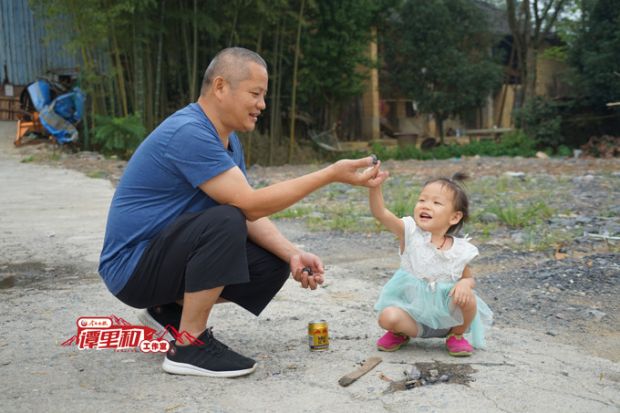 在吉刚扶贫的村子,一颗小石头都是三岁女儿的玩具。