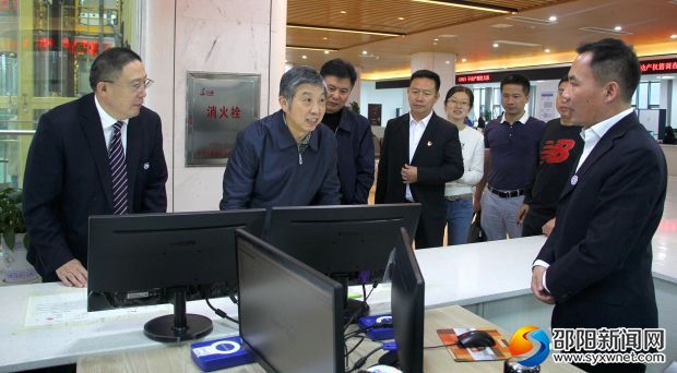 詹鸣正在询问不动产登记办证流程