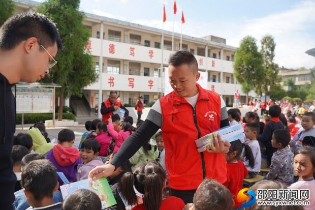志愿者为同学们发书