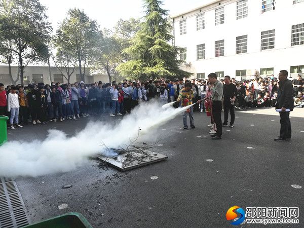 师生消防示范现场