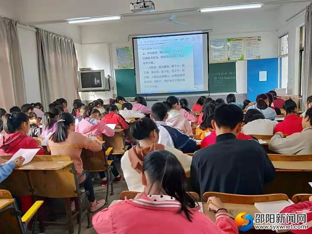 参赛学生认真书写