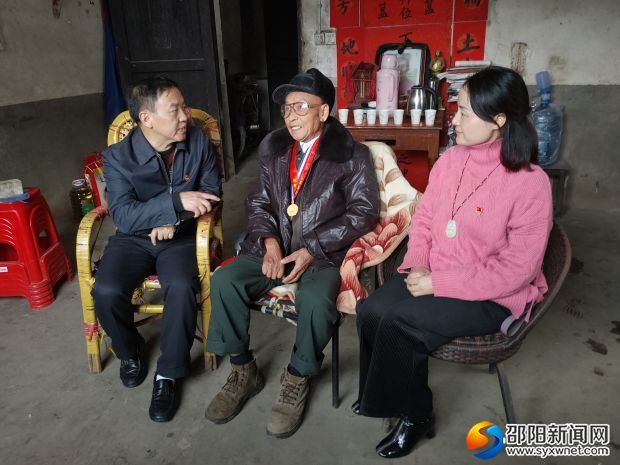 抗战老兵张永世(中)向文艺家们讲述抗战的故事
