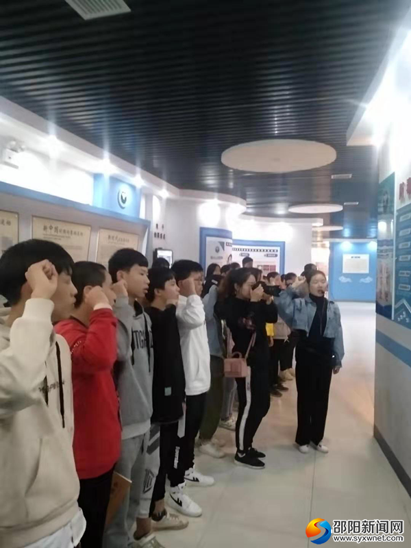 图为参观开始时,讲解老师带领学生进行禁毒宣誓活动