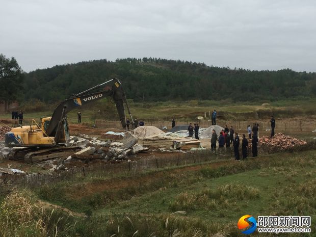 拆除违法建筑现场