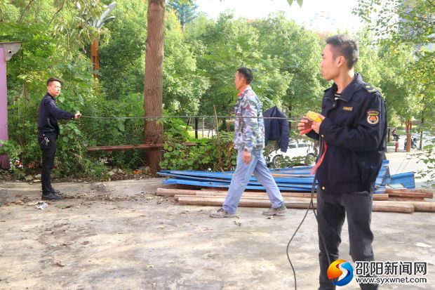 翠园街道城管办执法人员正在协助拆违工作。