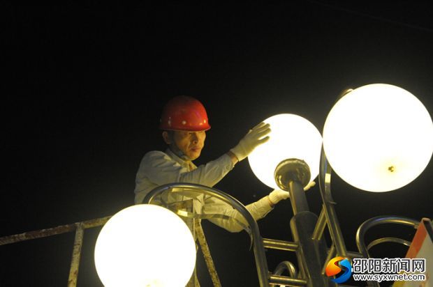路灯所员工对路灯进行检修