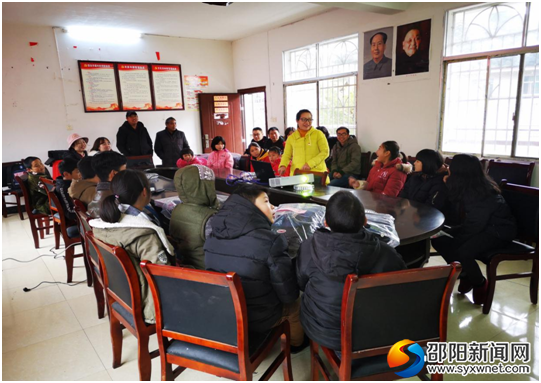 党员邓丽媛为学生们上了一堂《放飞烦恼》心理课程