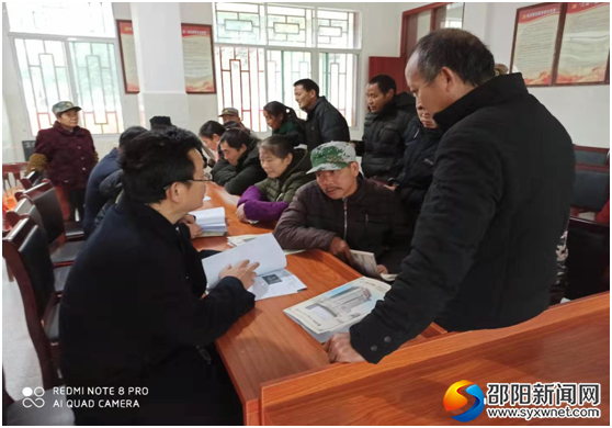 党员金庆满带领党员医务人员为当地村民进行健康咨询