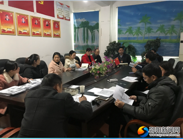 高沙镇中学课题小组在开展课题研讨活动