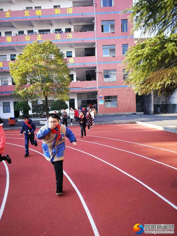 演习中学生有序、迅速地撤离