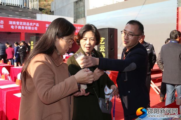 爱心企业代表正在品尝优质农产品。 拷贝