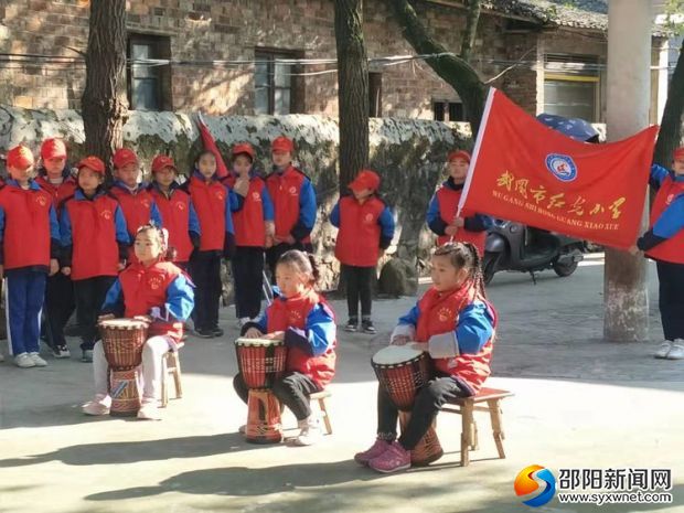 图二、低年级“红小帽”也来给爷爷奶奶们送上一份快乐!