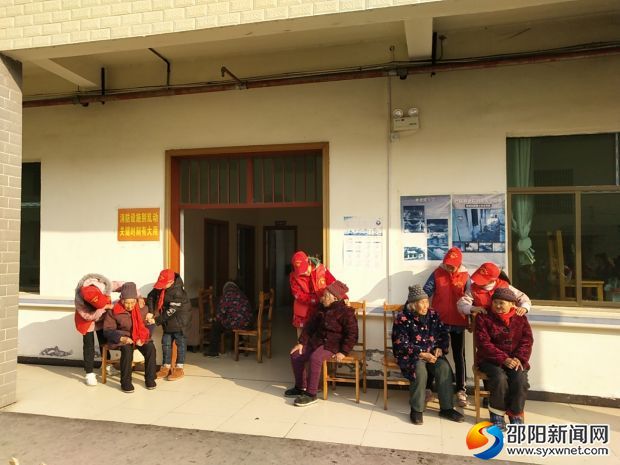 学生正给老人捶背