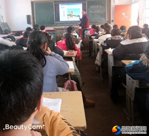 戴光明老师在上课