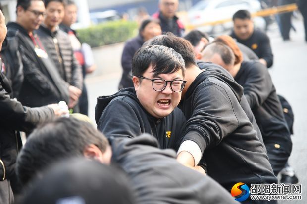 队员使出全身的力气把手中的绳子往后拉。