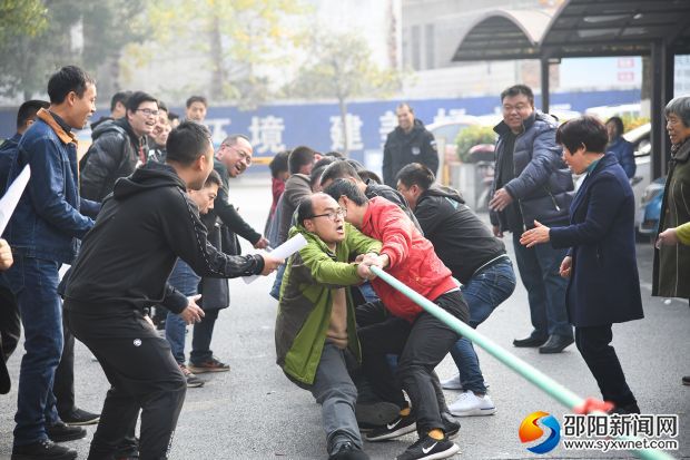 旁边的啦啦队为比赛的队员们加油鼓劲。