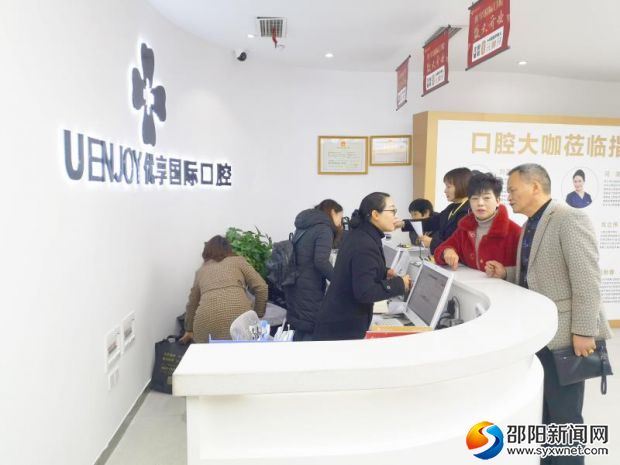 市民前来咨询。