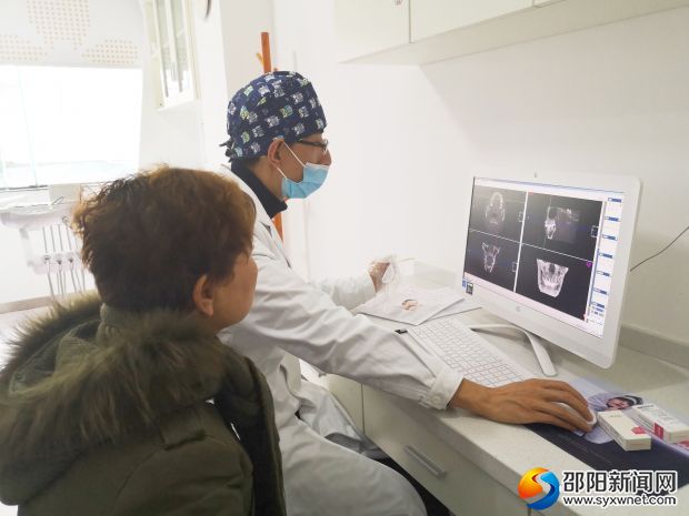 专家正在查看患者牙部CT.