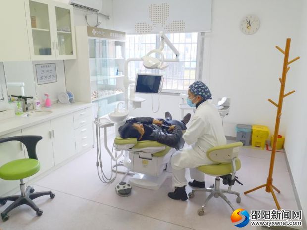 专家正在对患者进行治疗。