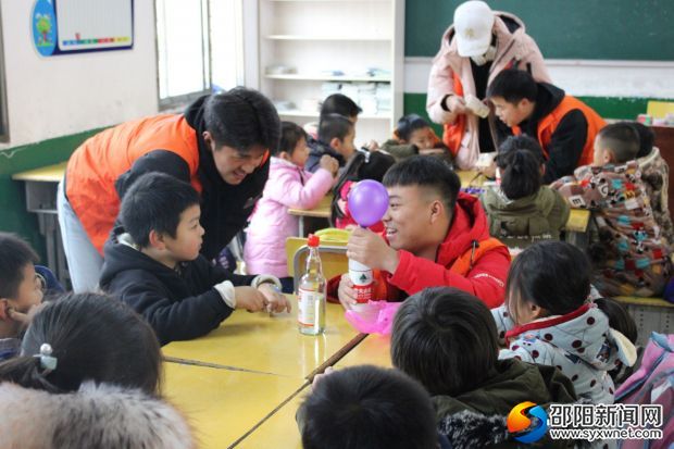 同学观看志愿者做实验
