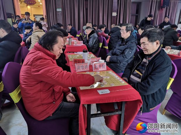 选手们每下一步棋都要认真思考。