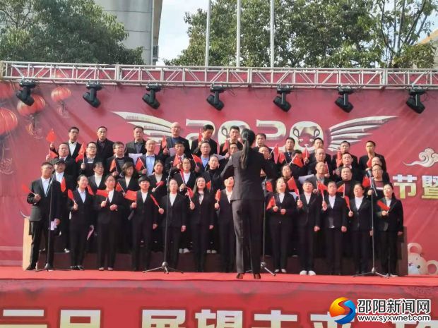 高中部老师在歌唱