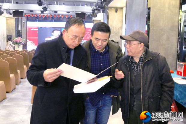集邮爱好者们正兴致勃勃地看着手中的邮票。 拷贝