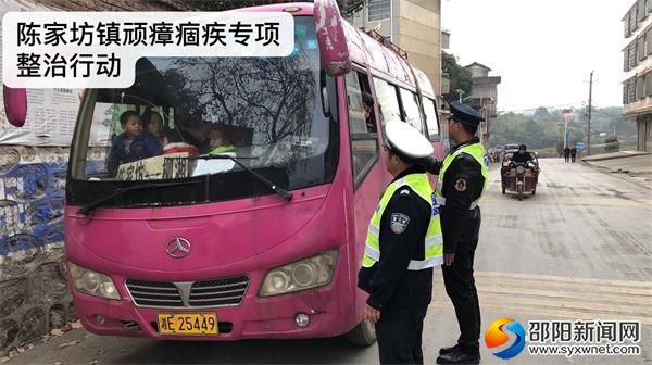 执法人员在联合执法现场