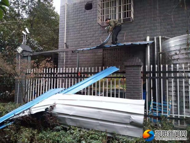 施工人员正在拆除违章建筑。