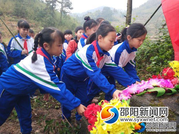 学生敬献花圈图