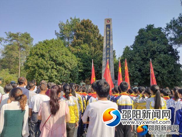 烈士公祭仪式现场图