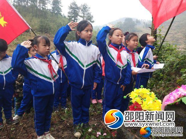 学生向烈士致敬图